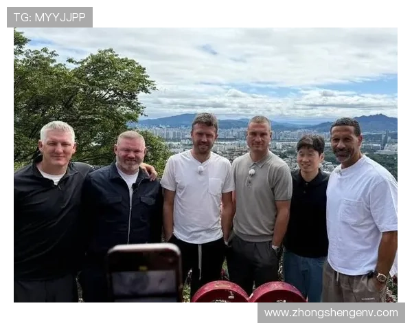 足球传奇老将重聚合影展现岁月风采与友谊的永恒魅力 足球传奇老将重聚合影展现岁月风采与友谊的永恒魅力