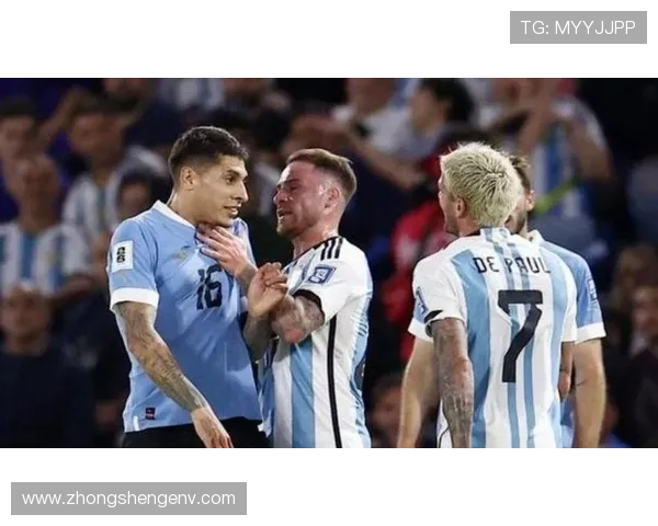 足球明星意外受伤遭遇尴尬瞬间引发球迷热议与关注